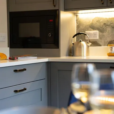 Spacious - Contemporary 2br - - Parking *