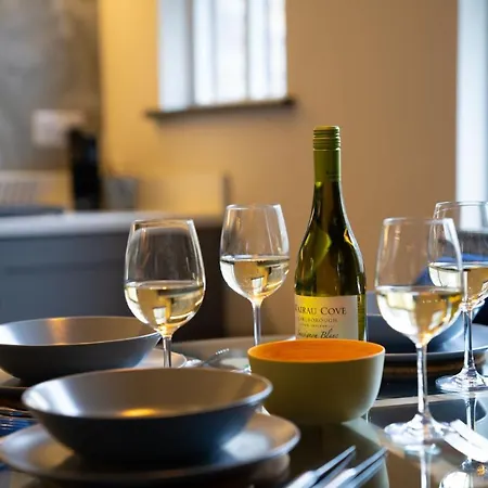 Spacious - Contemporary 2br - - Parking Apartman