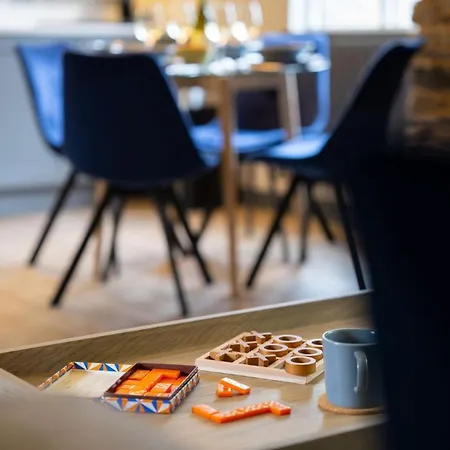 Spacious - Contemporary 2br - - Parking Apartman