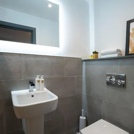 Spacious - Contemporary 2br - - Parking