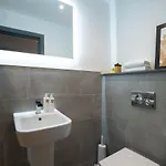 Spacious - Contemporary 2br - - Parking