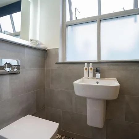 Spacious - Contemporary 2br - - Parking