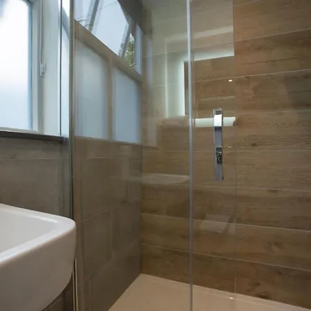 Apartamento Spacious - Contemporary 2br - - Parking Ambleside
